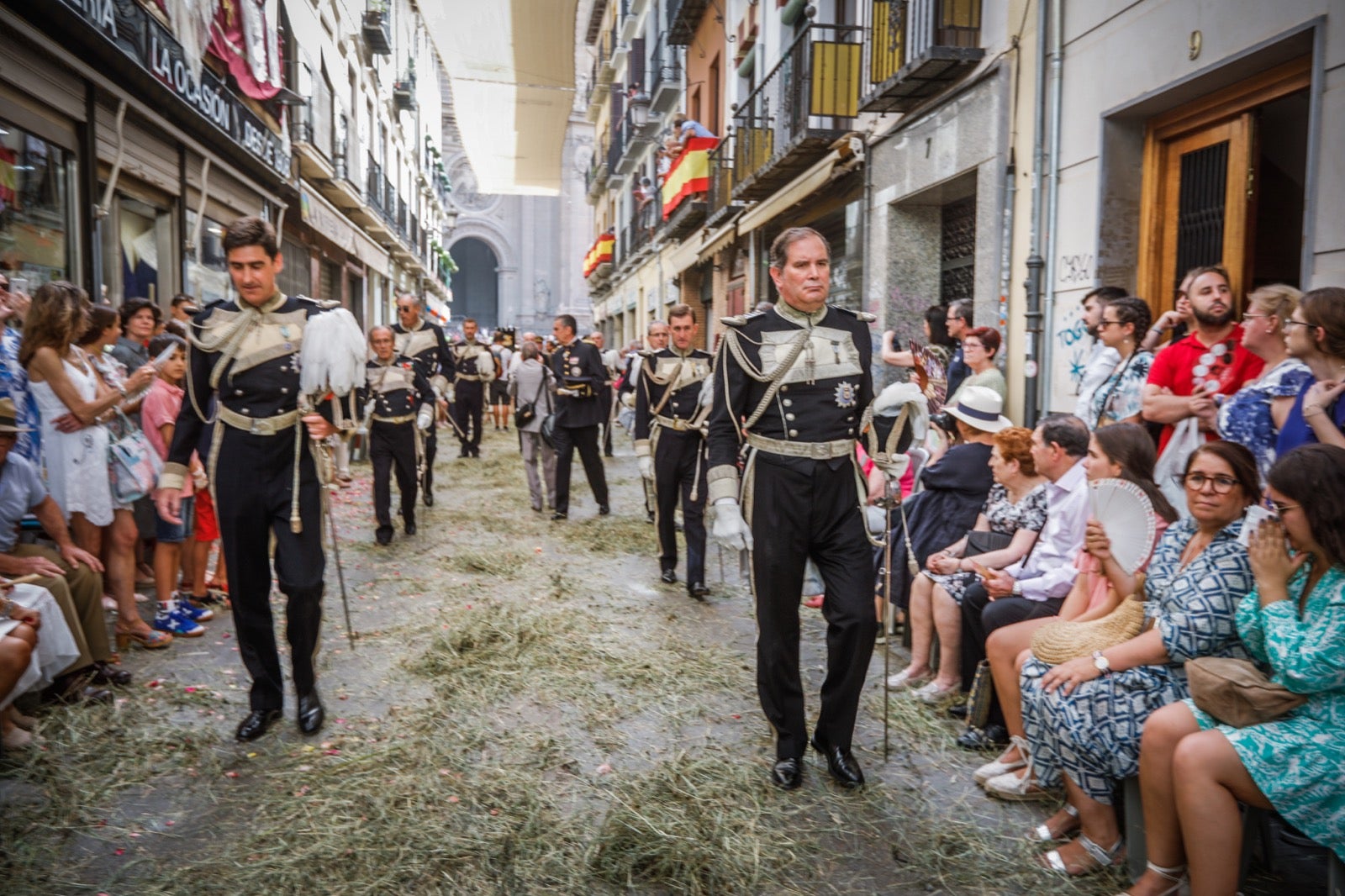 Miles de granadinos se dan cita en las calles de la capital para cumplir con una de las grandes tradiciones recuperadas