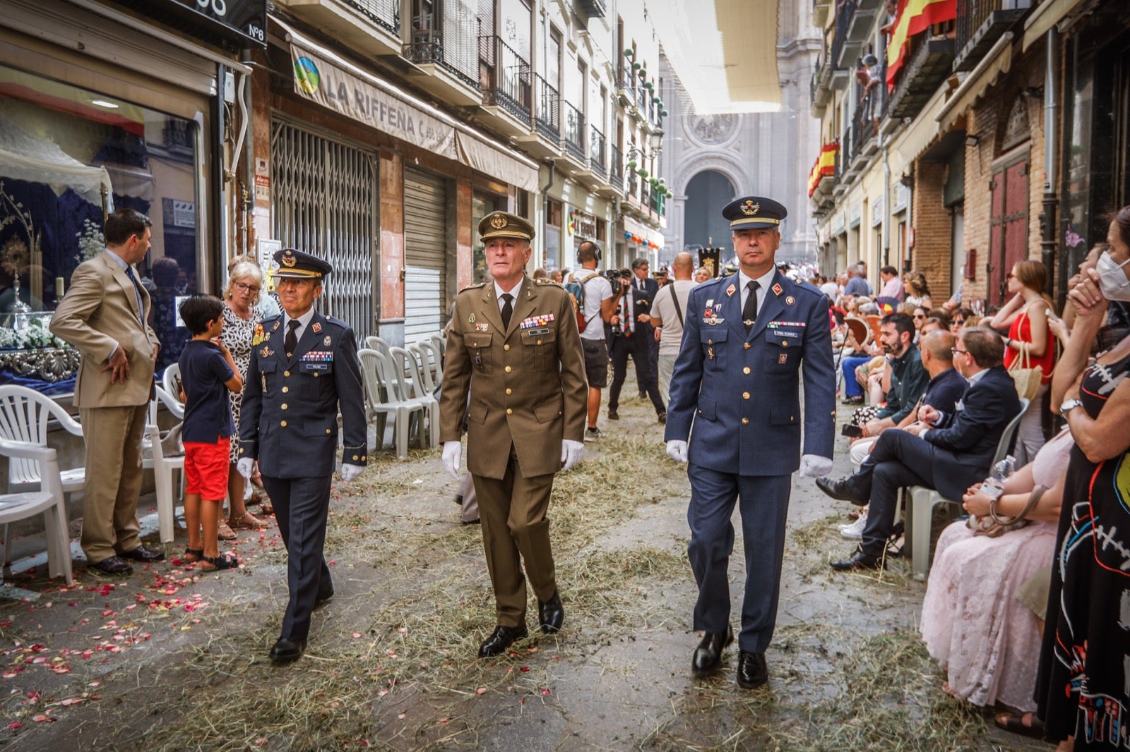 Miles de granadinos se dan cita en las calles de la capital para cumplir con una de las grandes tradiciones recuperadas