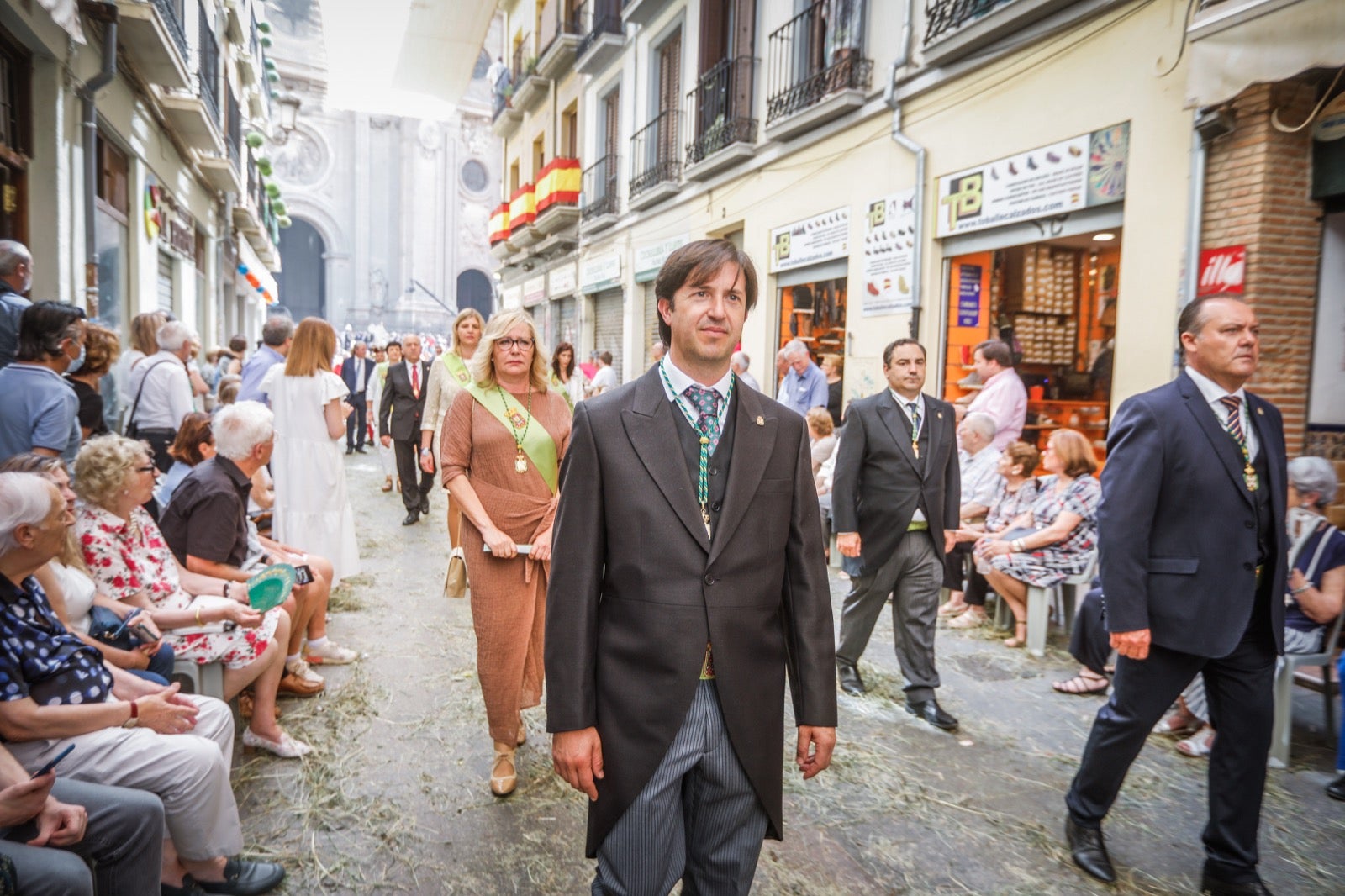 Miles de granadinos se dan cita en las calles de la capital para cumplir con una de las grandes tradiciones recuperadas