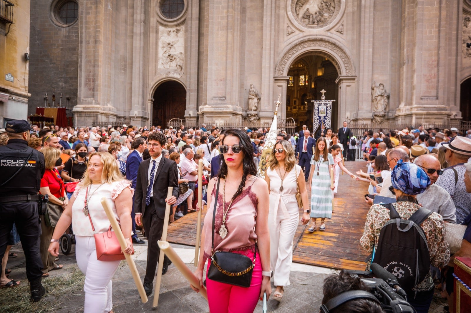 Miles de granadinos se dan cita en las calles de la capital para cumplir con una de las grandes tradiciones recuperadas