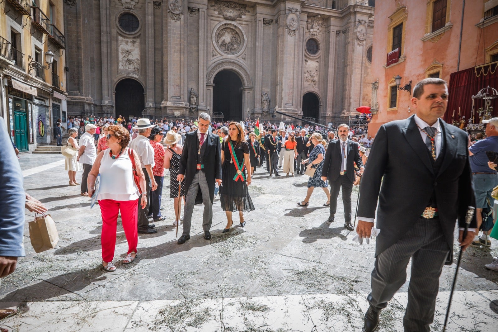 Miles de granadinos se dan cita en las calles de la capital para cumplir con una de las grandes tradiciones recuperadas