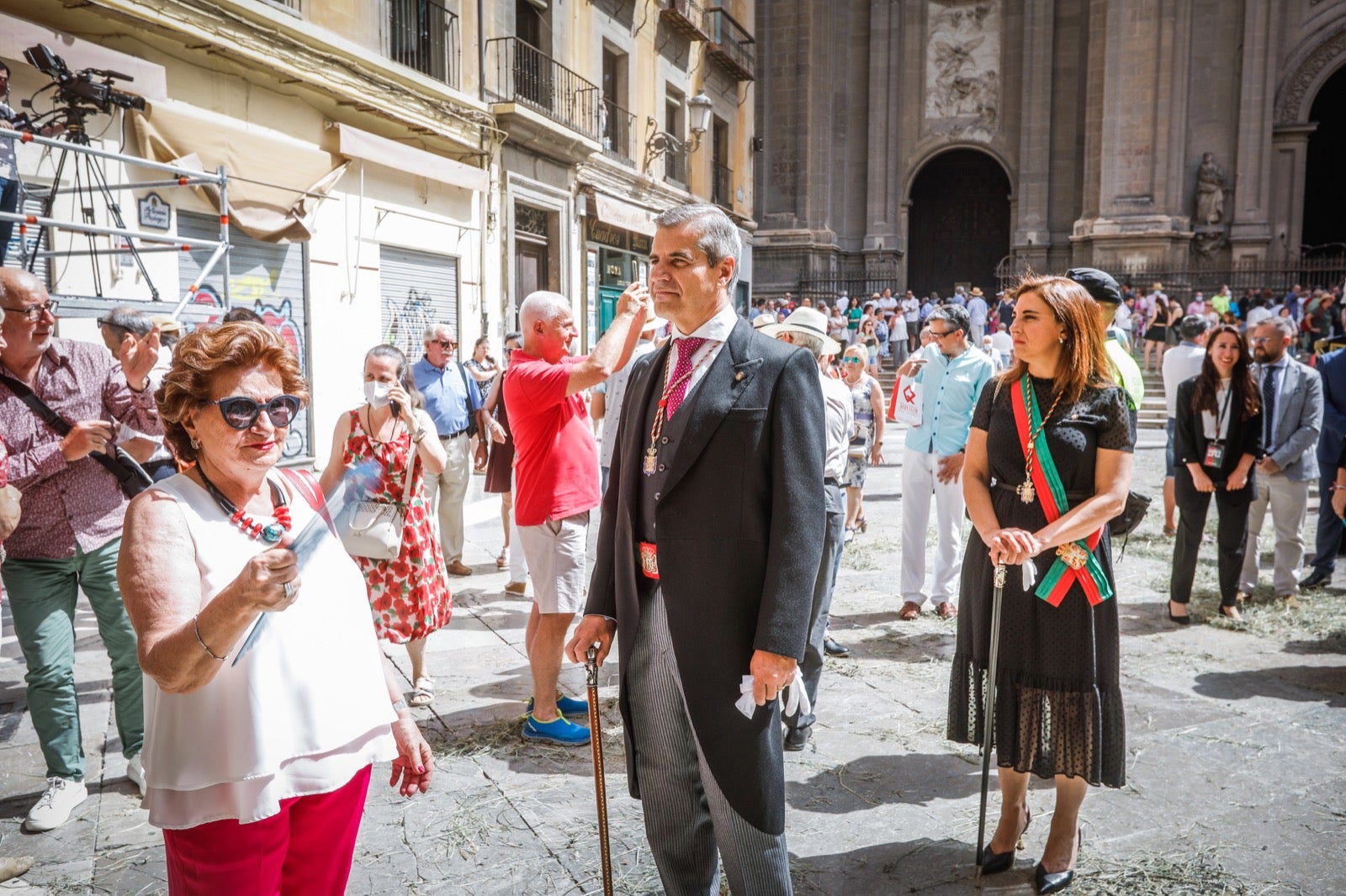 Miles de granadinos se dan cita en las calles de la capital para cumplir con una de las grandes tradiciones recuperadas