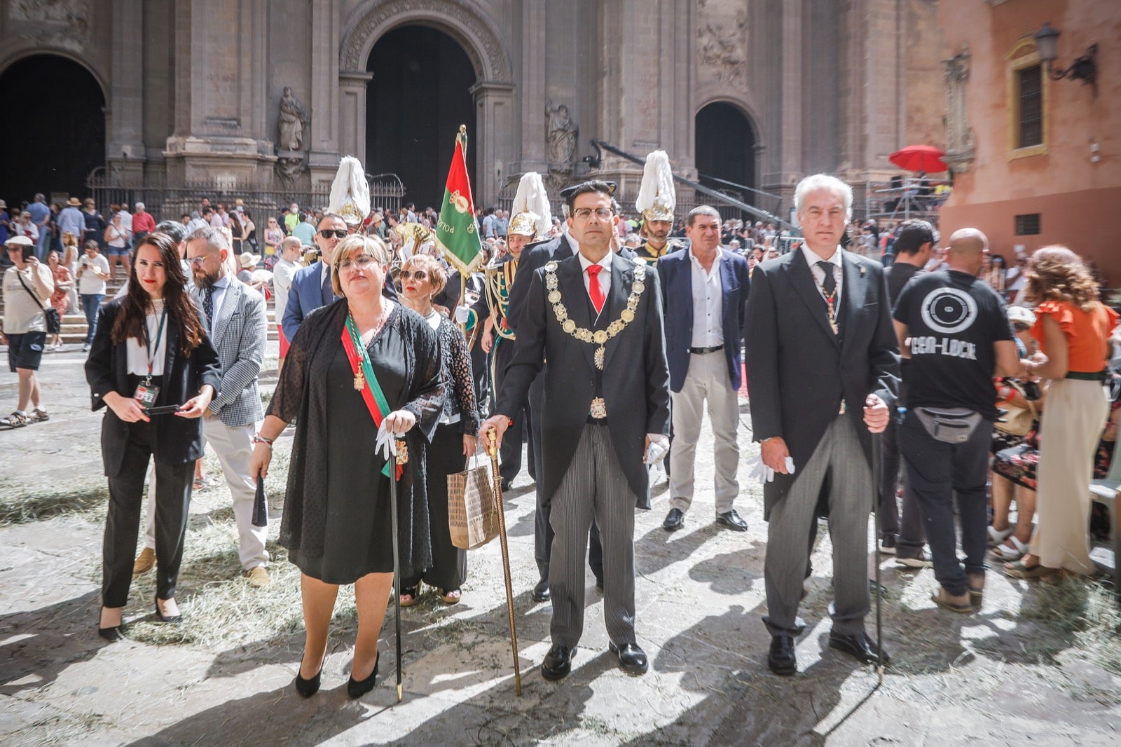 Miles de granadinos se dan cita en las calles de la capital para cumplir con una de las grandes tradiciones recuperadas