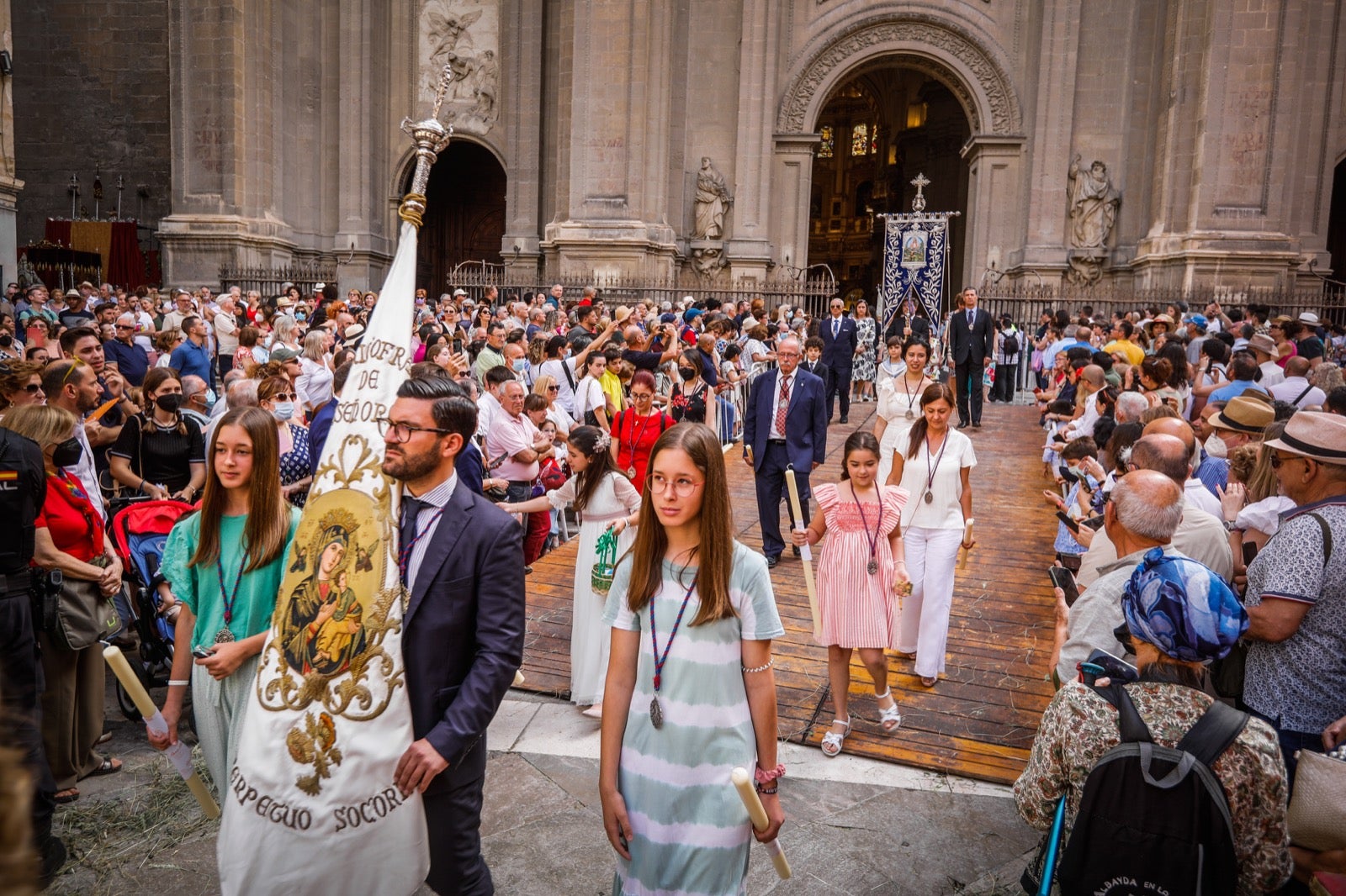 Miles de granadinos se dan cita en las calles de la capital para cumplir con una de las grandes tradiciones recuperadas