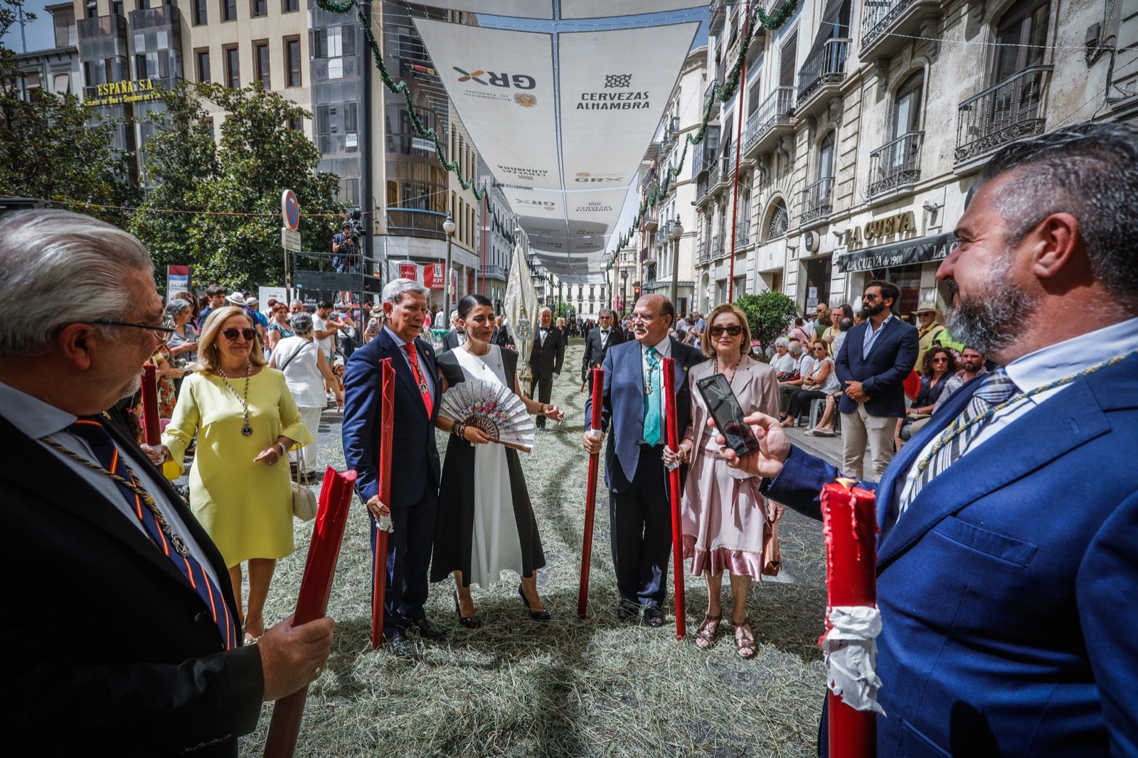 Miles de granadinos se dan cita en las calles de la capital para cumplir con una de las grandes tradiciones recuperadas