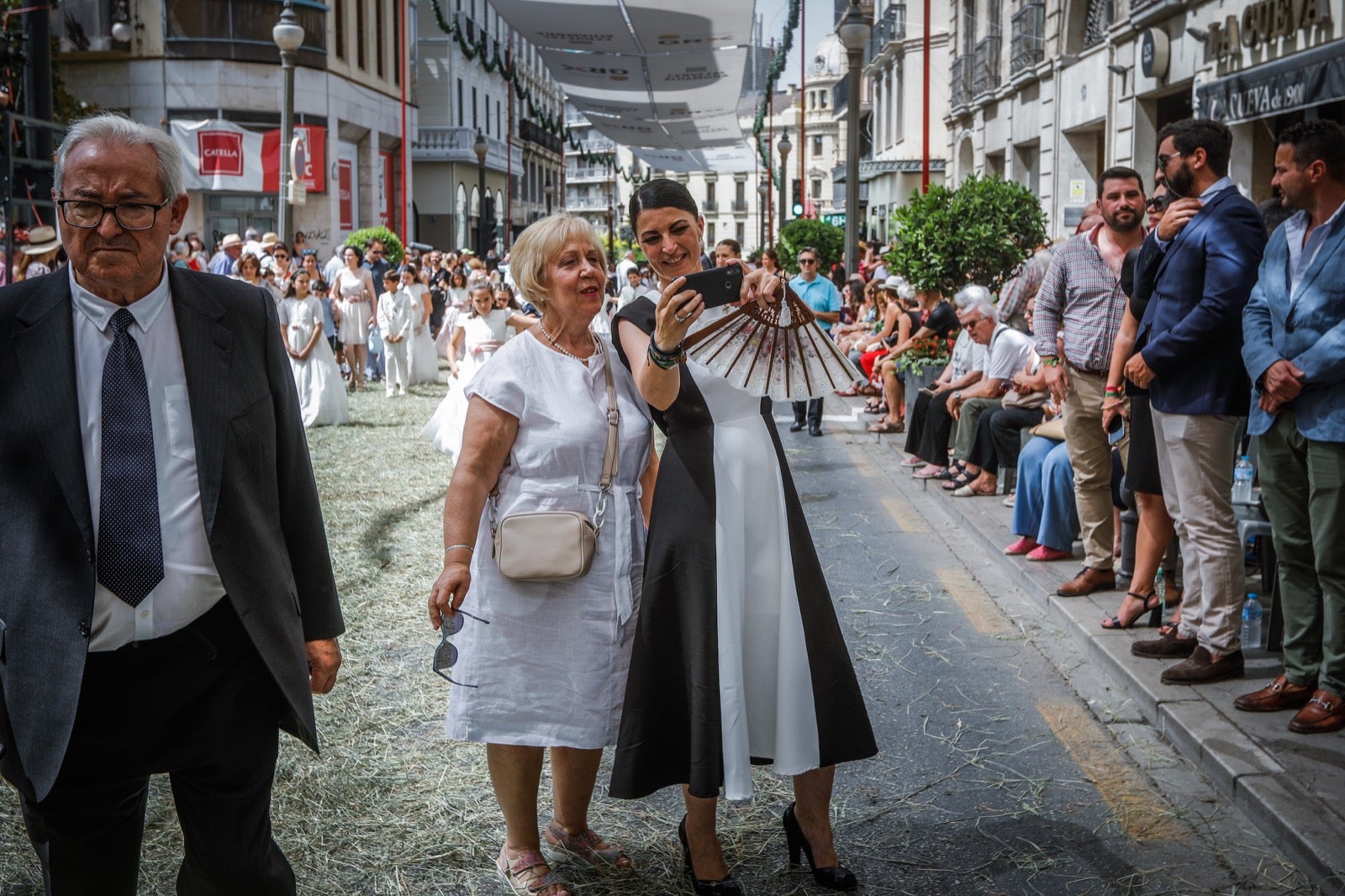 Miles de granadinos se dan cita en las calles de la capital para cumplir con una de las grandes tradiciones recuperadas