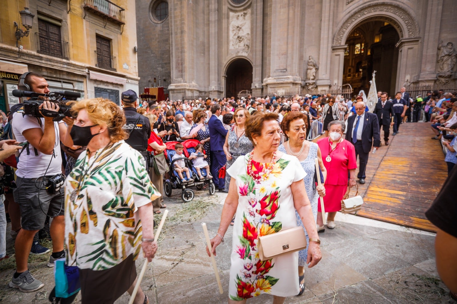 Miles de granadinos se dan cita en las calles de la capital para cumplir con una de las grandes tradiciones recuperadas