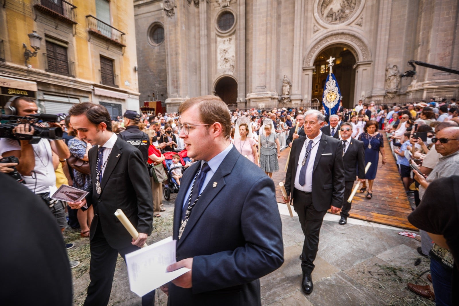 Miles de granadinos se dan cita en las calles de la capital para cumplir con una de las grandes tradiciones recuperadas