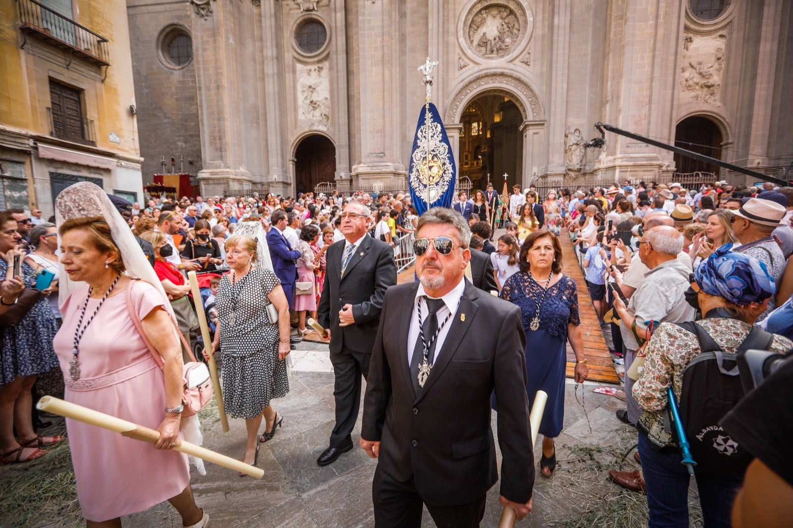 Miles de granadinos se dan cita en las calles de la capital para cumplir con una de las grandes tradiciones recuperadas