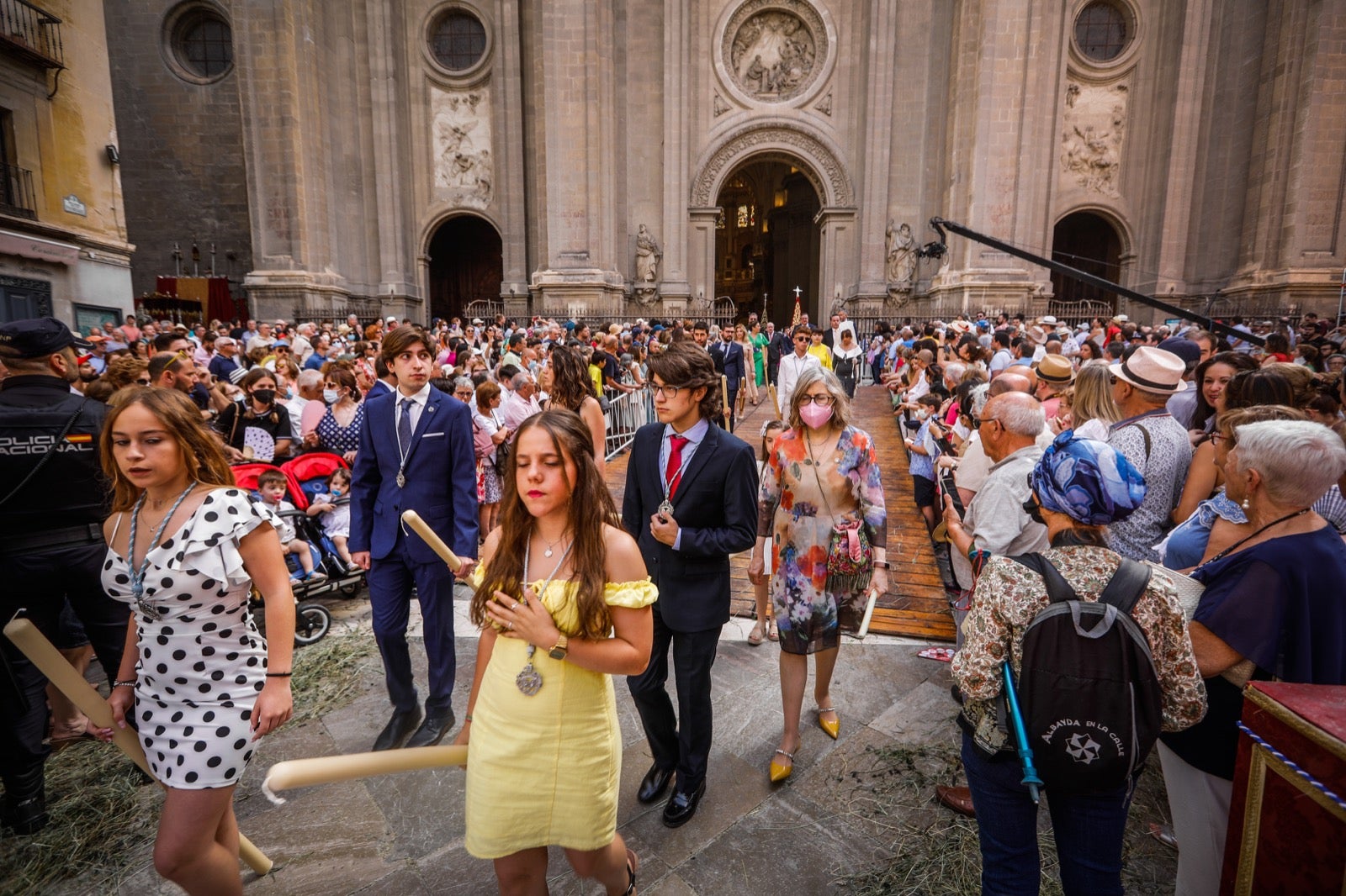 Miles de granadinos se dan cita en las calles de la capital para cumplir con una de las grandes tradiciones recuperadas