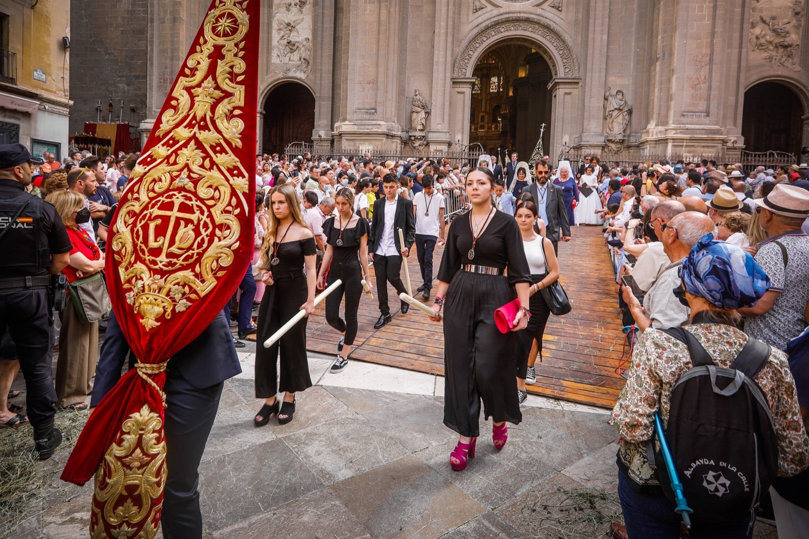 Miles de granadinos se dan cita en las calles de la capital para cumplir con una de las grandes tradiciones recuperadas