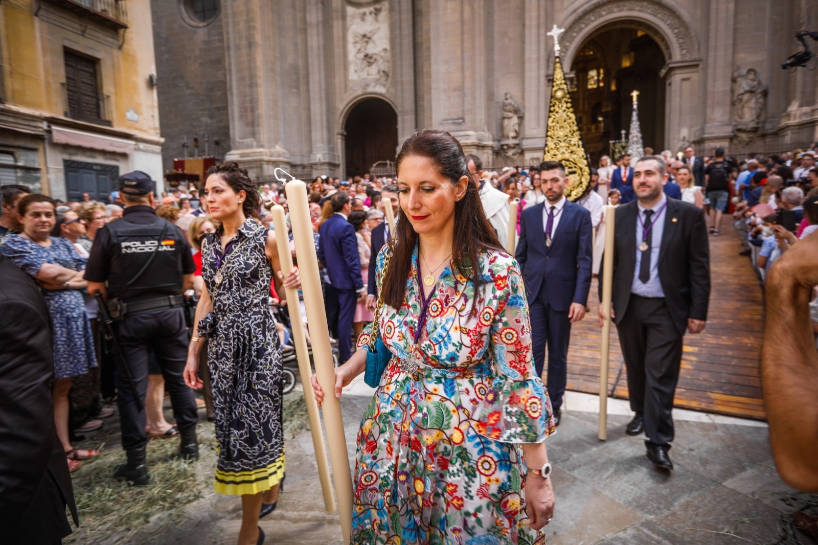 Miles de granadinos se dan cita en las calles de la capital para cumplir con una de las grandes tradiciones recuperadas