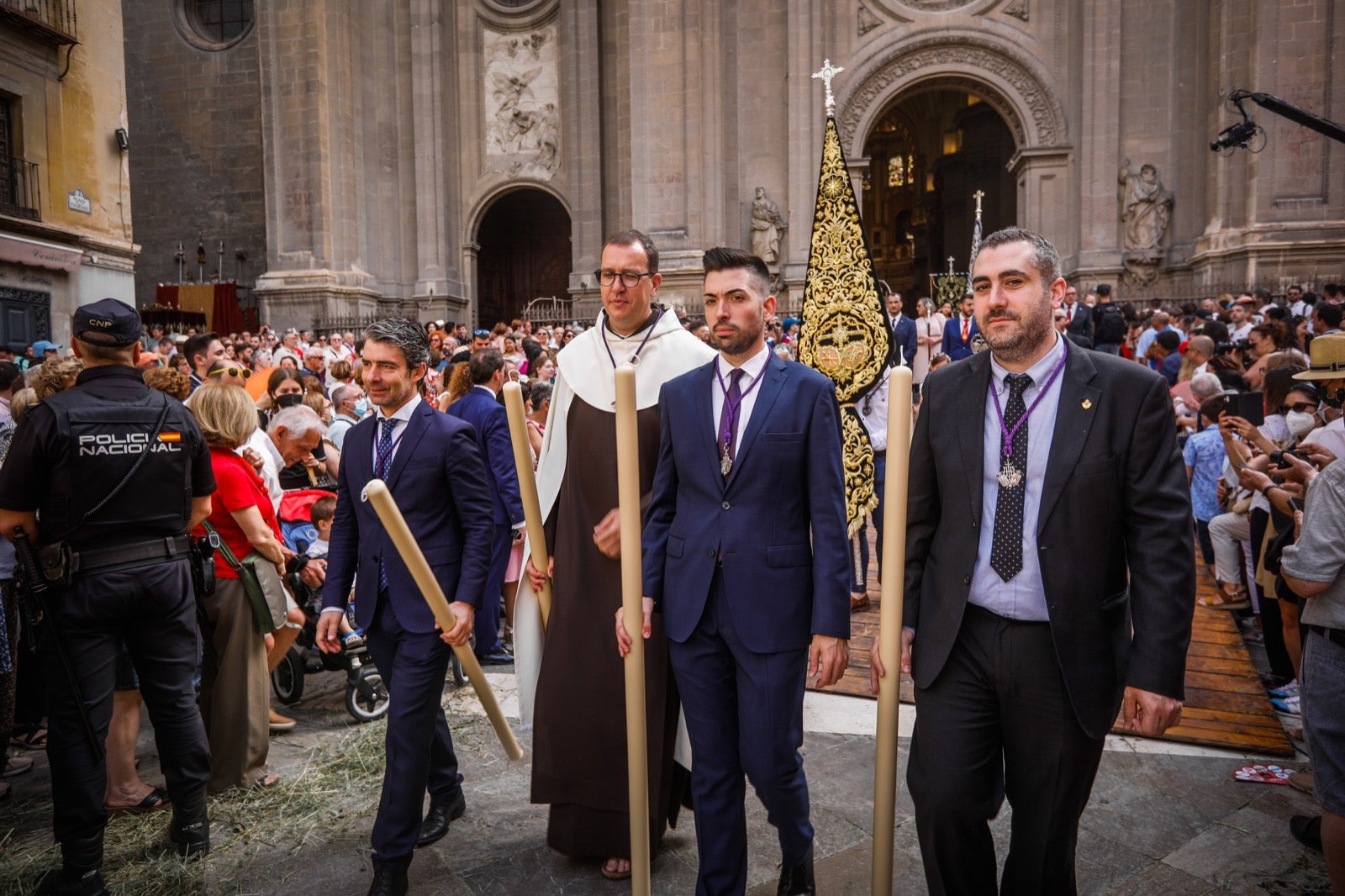 Miles de granadinos se dan cita en las calles de la capital para cumplir con una de las grandes tradiciones recuperadas