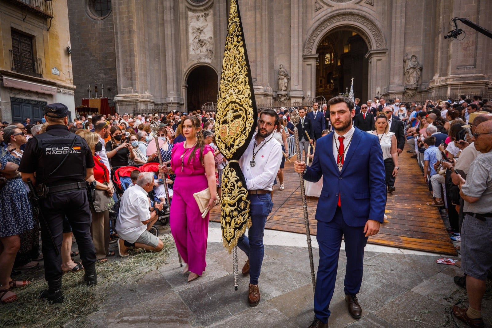 Miles de granadinos se dan cita en las calles de la capital para cumplir con una de las grandes tradiciones recuperadas