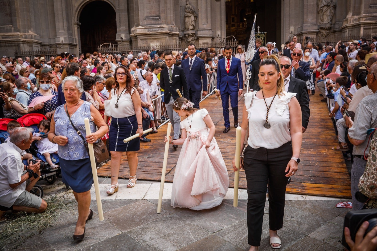 Miles de granadinos se dan cita en las calles de la capital para cumplir con una de las grandes tradiciones recuperadas