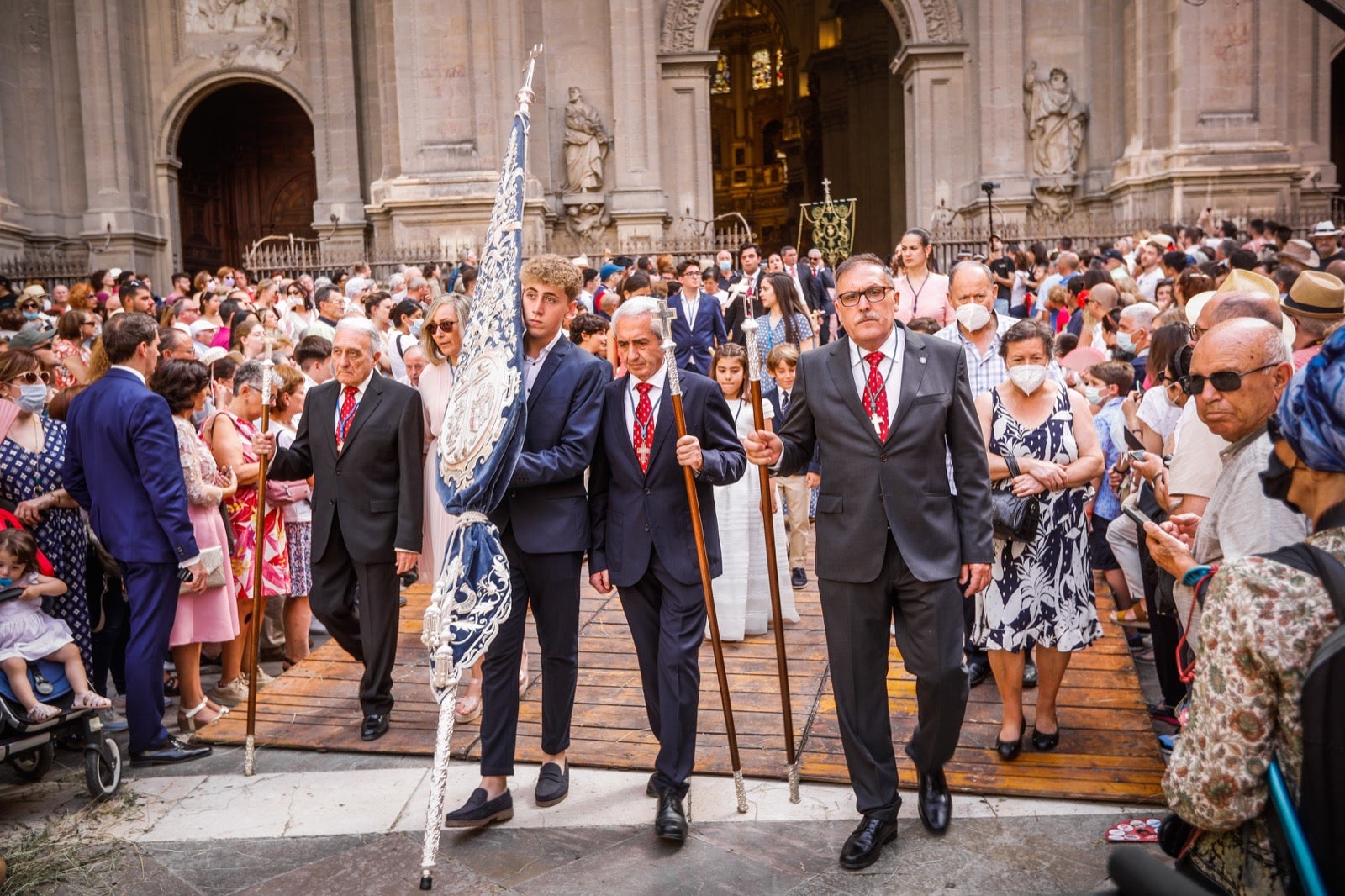 Miles de granadinos se dan cita en las calles de la capital para cumplir con una de las grandes tradiciones recuperadas