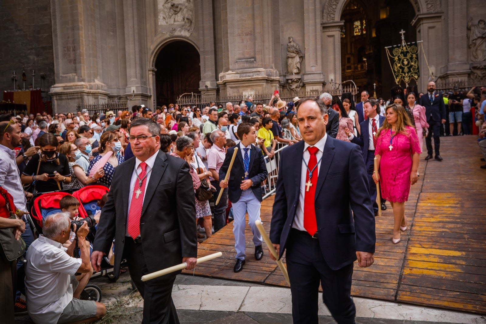 Miles de granadinos se dan cita en las calles de la capital para cumplir con una de las grandes tradiciones recuperadas