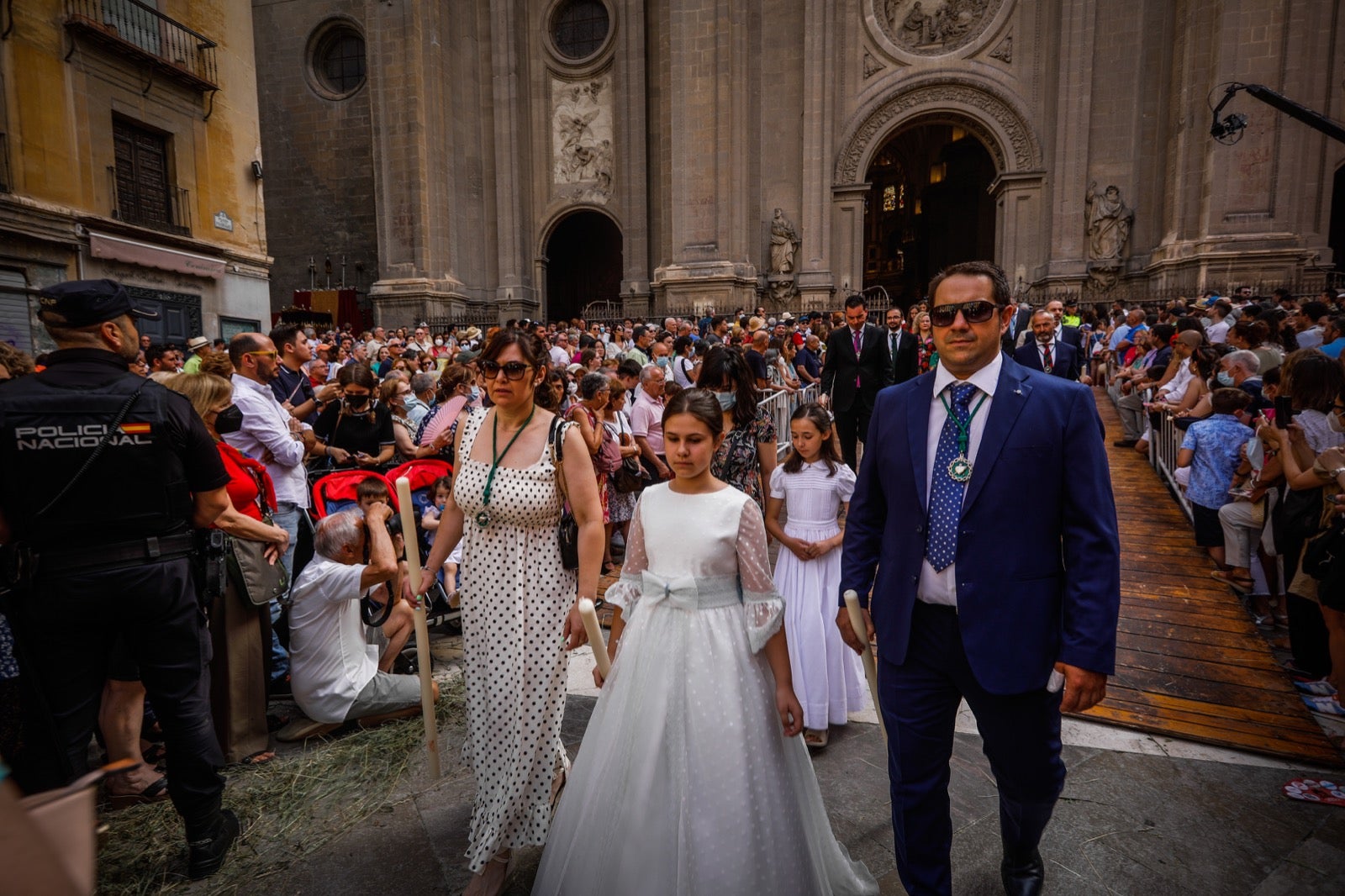 Miles de granadinos se dan cita en las calles de la capital para cumplir con una de las grandes tradiciones recuperadas