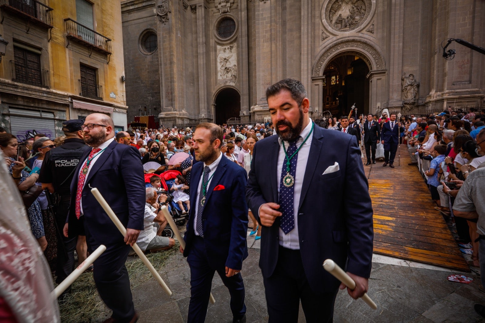 Miles de granadinos se dan cita en las calles de la capital para cumplir con una de las grandes tradiciones recuperadas