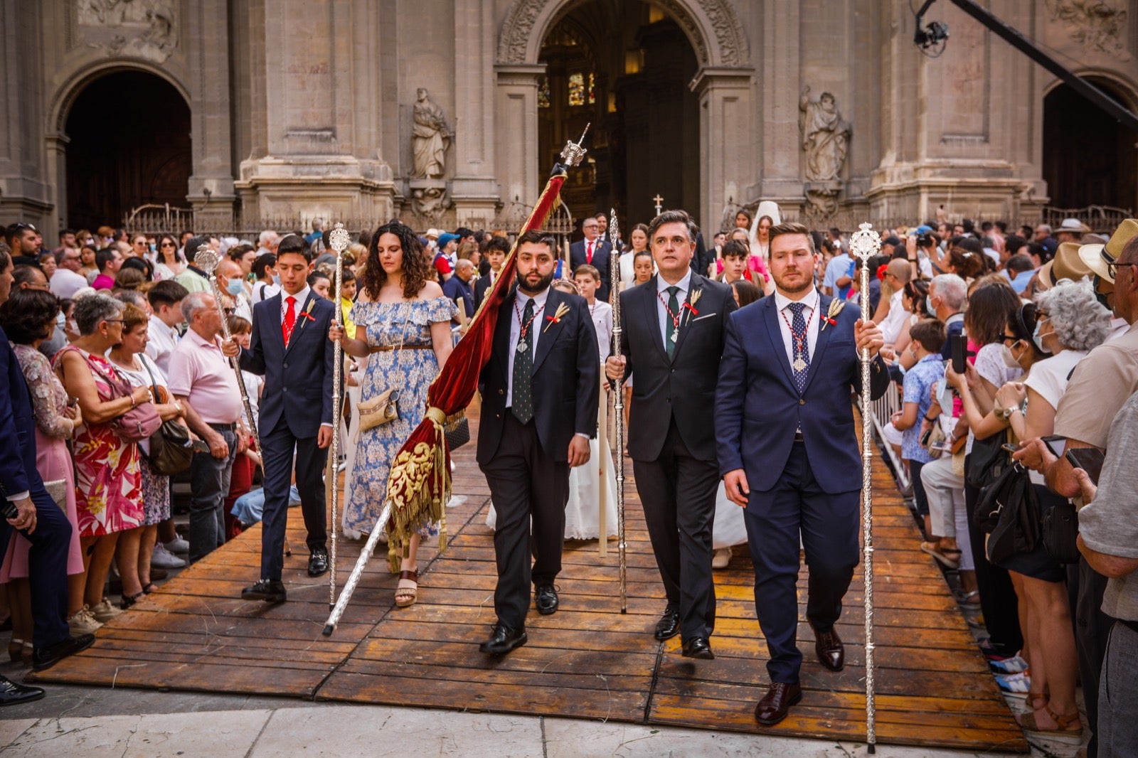 Miles de granadinos se dan cita en las calles de la capital para cumplir con una de las grandes tradiciones recuperadas