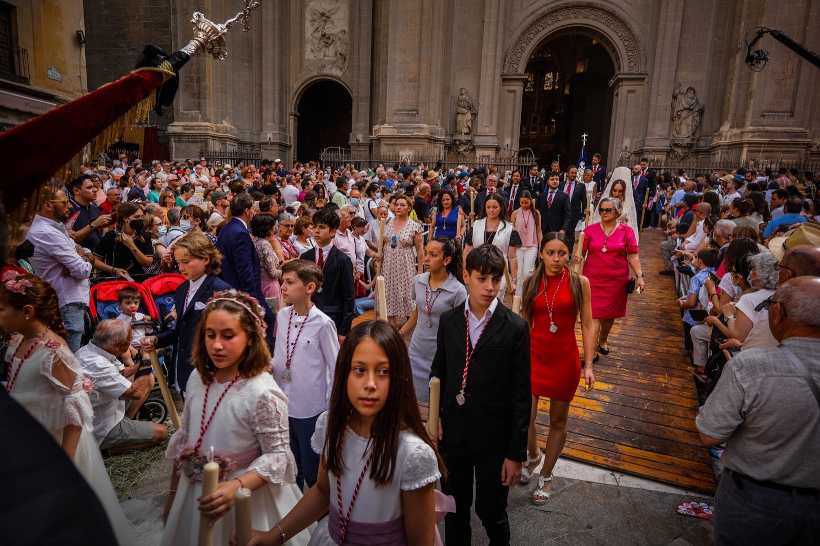 Miles de granadinos se dan cita en las calles de la capital para cumplir con una de las grandes tradiciones recuperadas