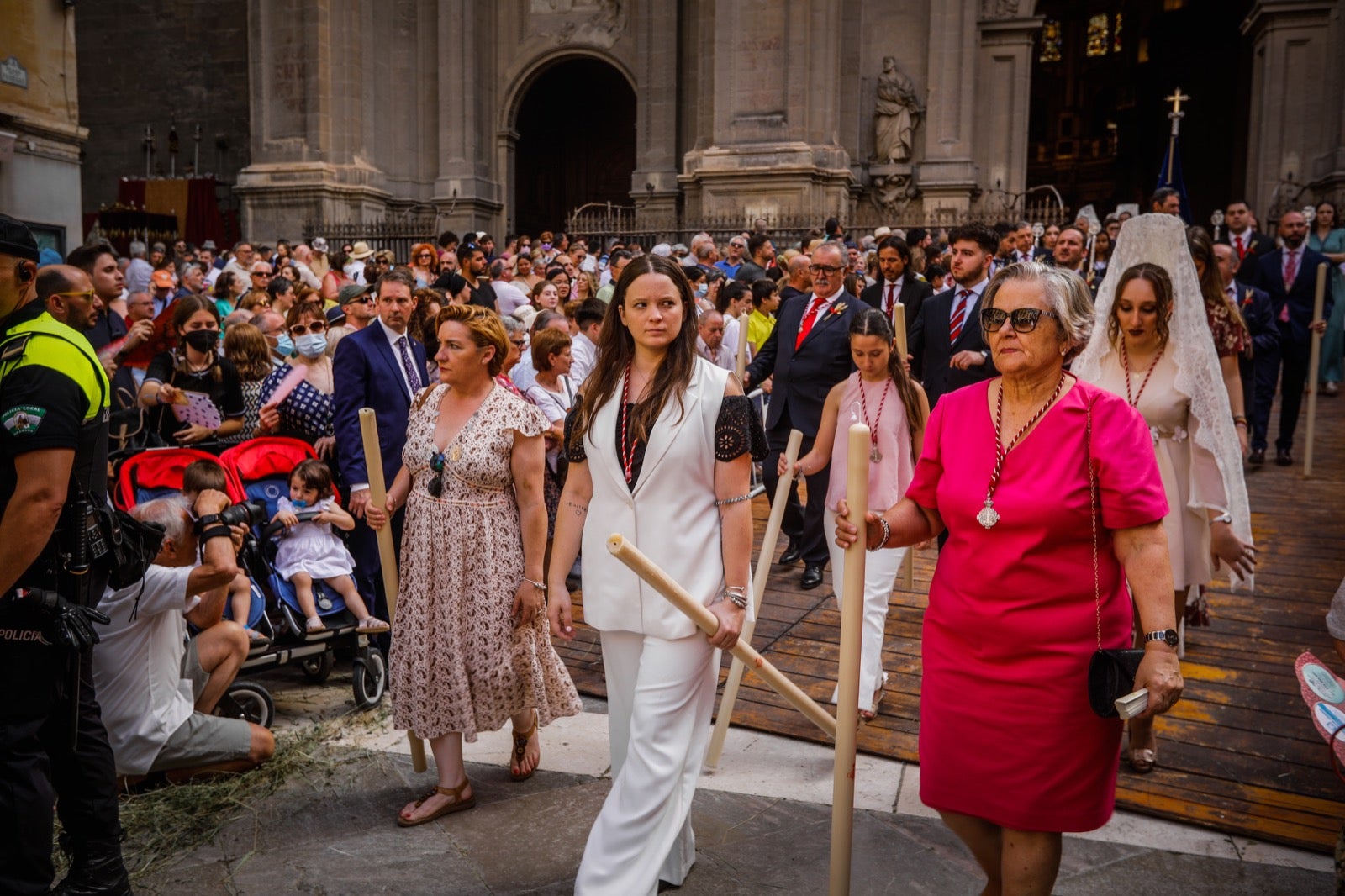 Miles de granadinos se dan cita en las calles de la capital para cumplir con una de las grandes tradiciones recuperadas