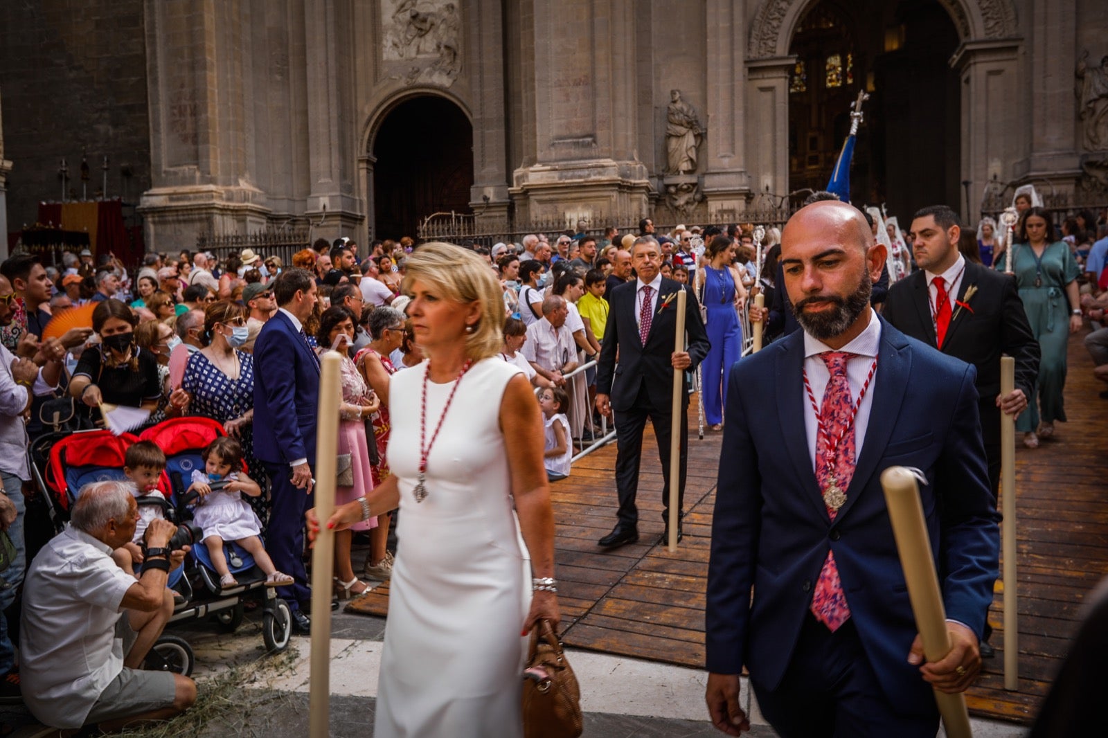 Miles de granadinos se dan cita en las calles de la capital para cumplir con una de las grandes tradiciones recuperadas