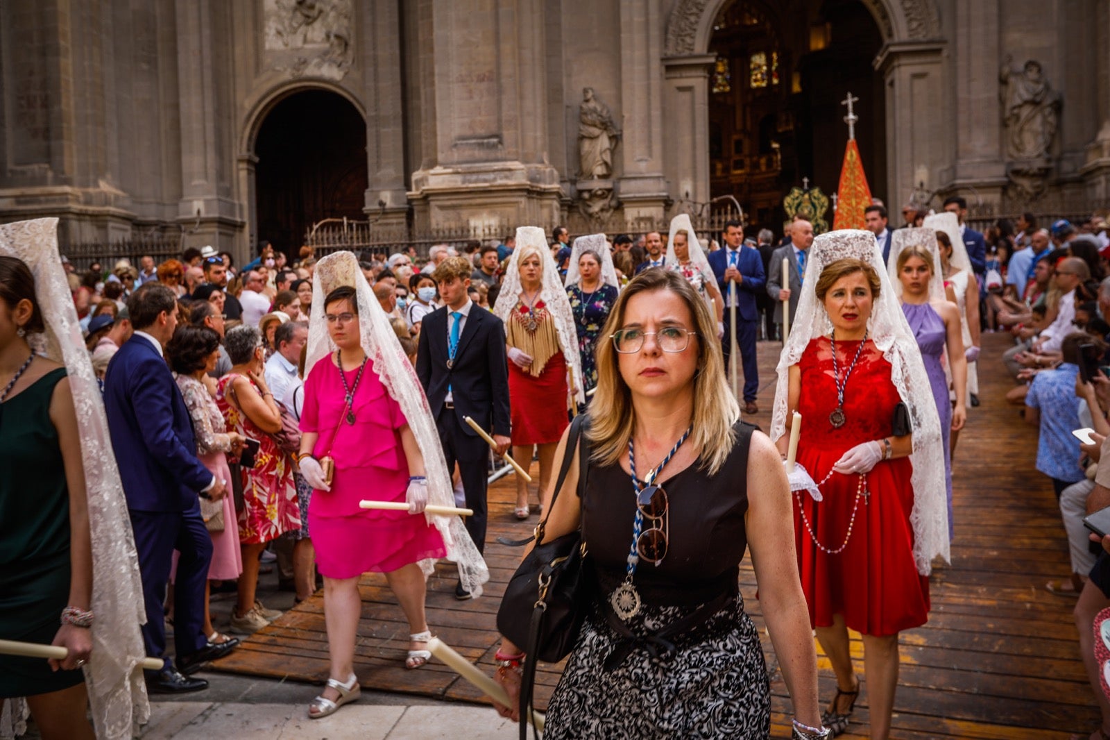 Miles de granadinos se dan cita en las calles de la capital para cumplir con una de las grandes tradiciones recuperadas