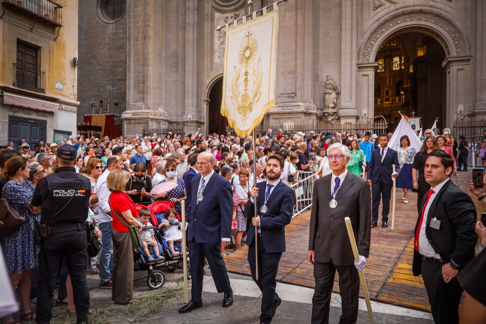 Miles de granadinos se dan cita en las calles de la capital para cumplir con una de las grandes tradiciones recuperadas