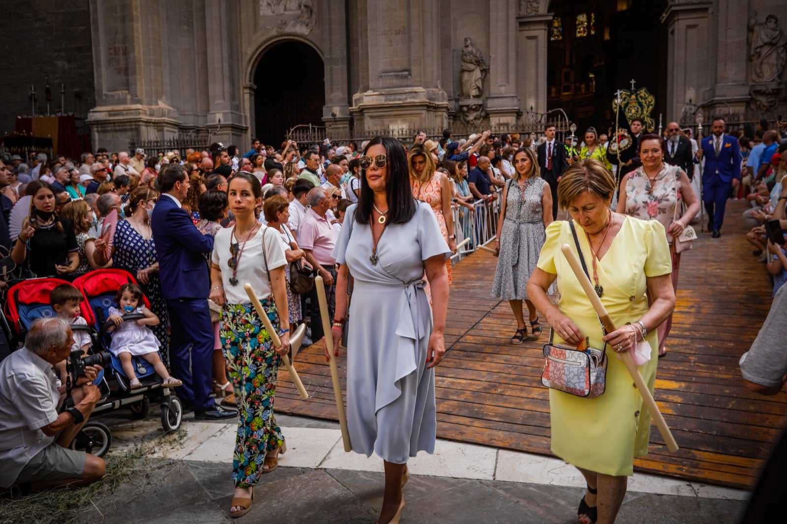 Miles de granadinos se dan cita en las calles de la capital para cumplir con una de las grandes tradiciones recuperadas