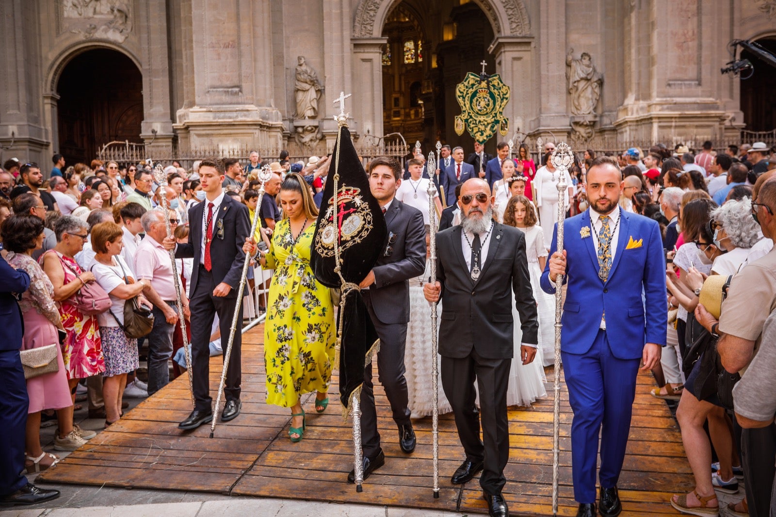 Miles de granadinos se dan cita en las calles de la capital para cumplir con una de las grandes tradiciones recuperadas