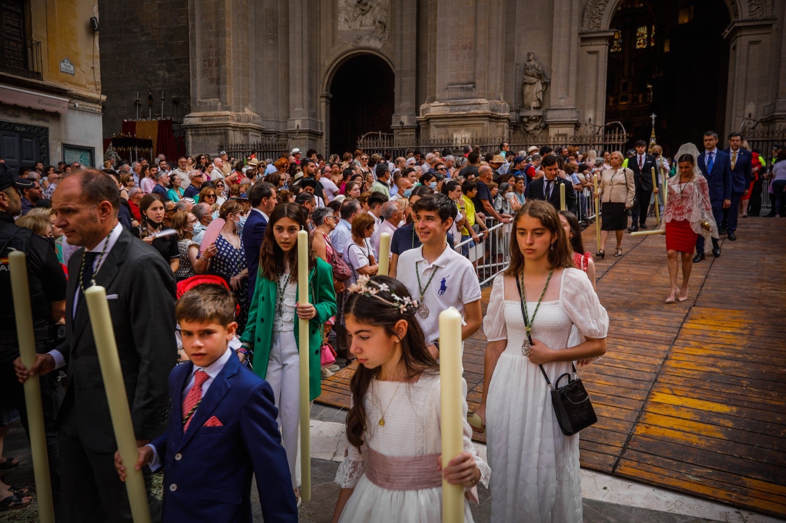 Miles de granadinos se dan cita en las calles de la capital para cumplir con una de las grandes tradiciones recuperadas