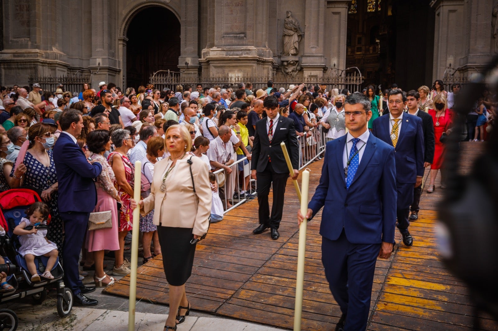 Miles de granadinos se dan cita en las calles de la capital para cumplir con una de las grandes tradiciones recuperadas