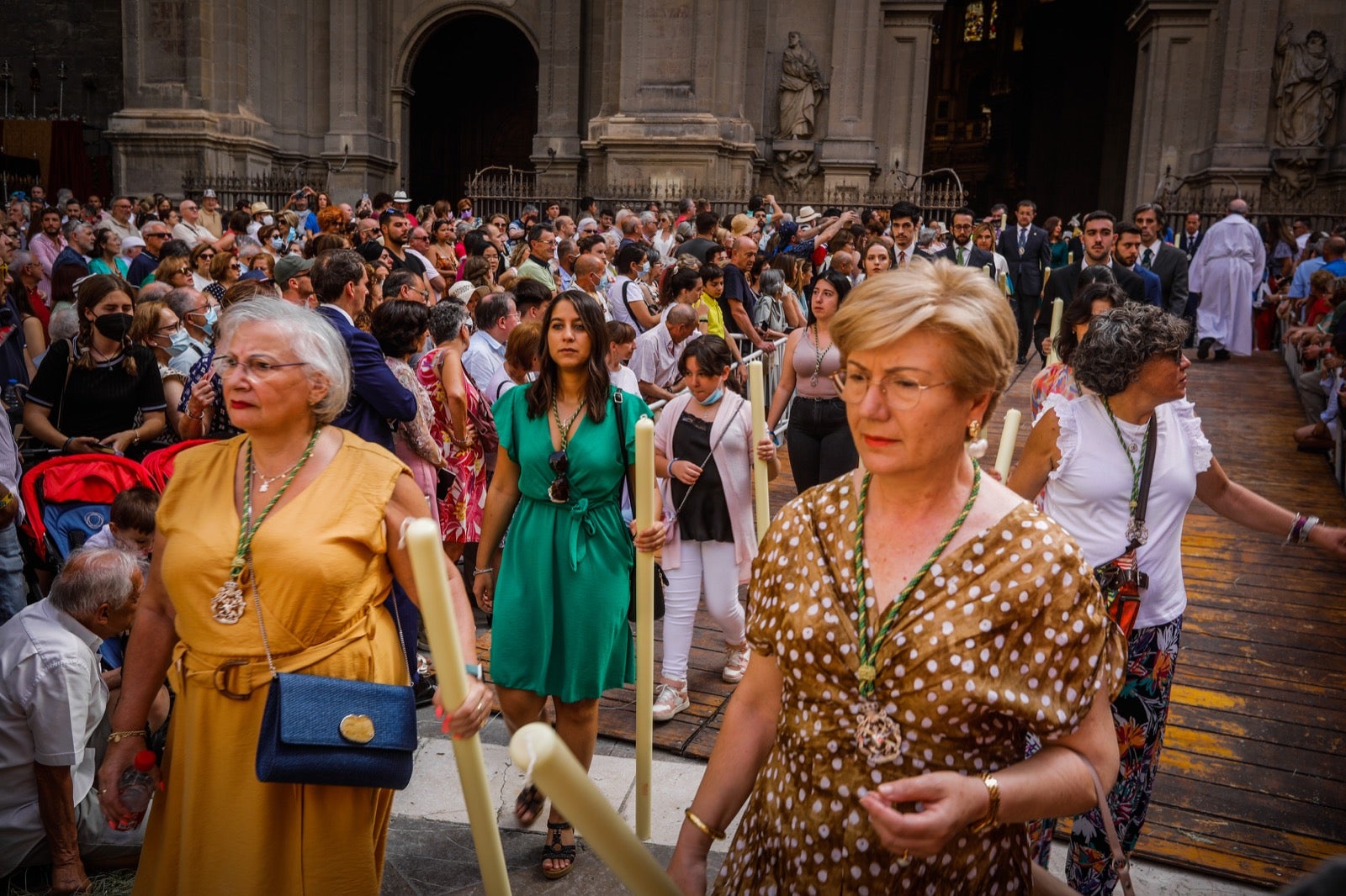 Miles de granadinos se dan cita en las calles de la capital para cumplir con una de las grandes tradiciones recuperadas