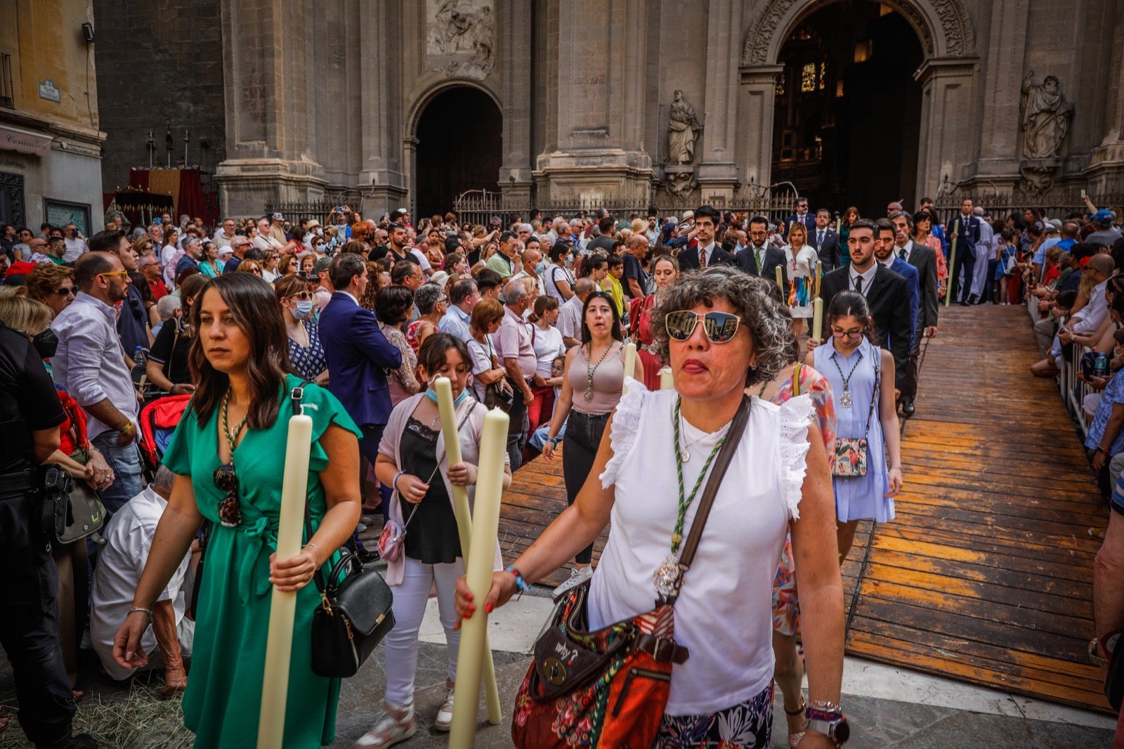 Miles de granadinos se dan cita en las calles de la capital para cumplir con una de las grandes tradiciones recuperadas