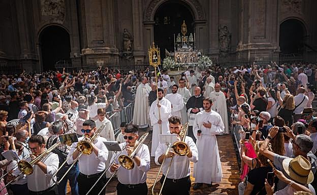 Imagen principal - Granada recibe a la Custodia en una mañana de calor y emoción