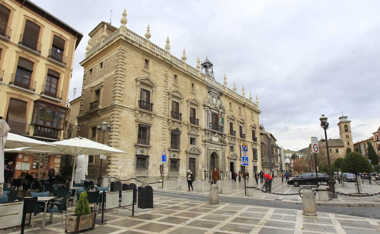 Edificio de la Real Chancillería, donde se hallan las dos secciones penales de la Audiencia de Granada. 