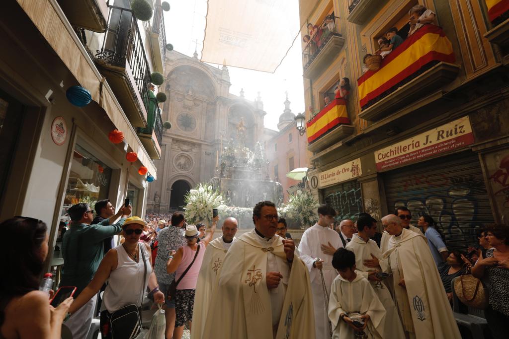 Miles de granadinos se dan cita en las calles de la capital para cumplir con una de las grandes tradiciones recuperadas