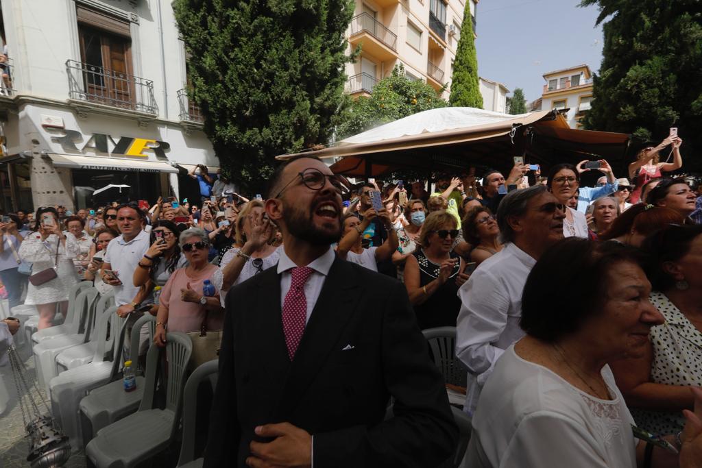 Miles de granadinos se dan cita en las calles de la capital para cumplir con una de las grandes tradiciones recuperadas