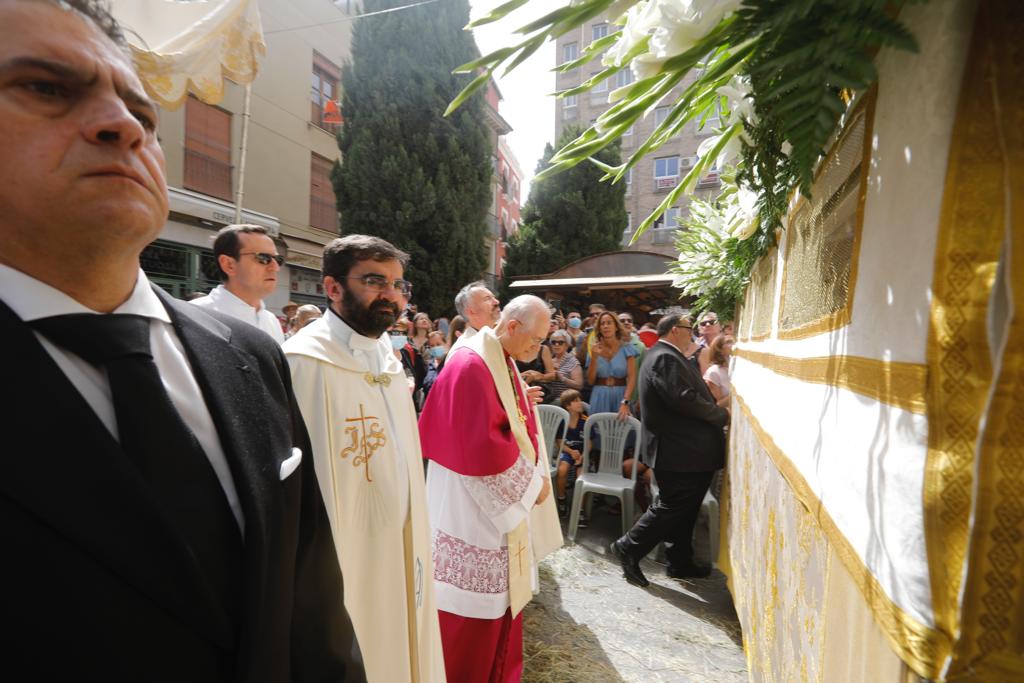 Miles de granadinos se dan cita en las calles de la capital para cumplir con una de las grandes tradiciones recuperadas