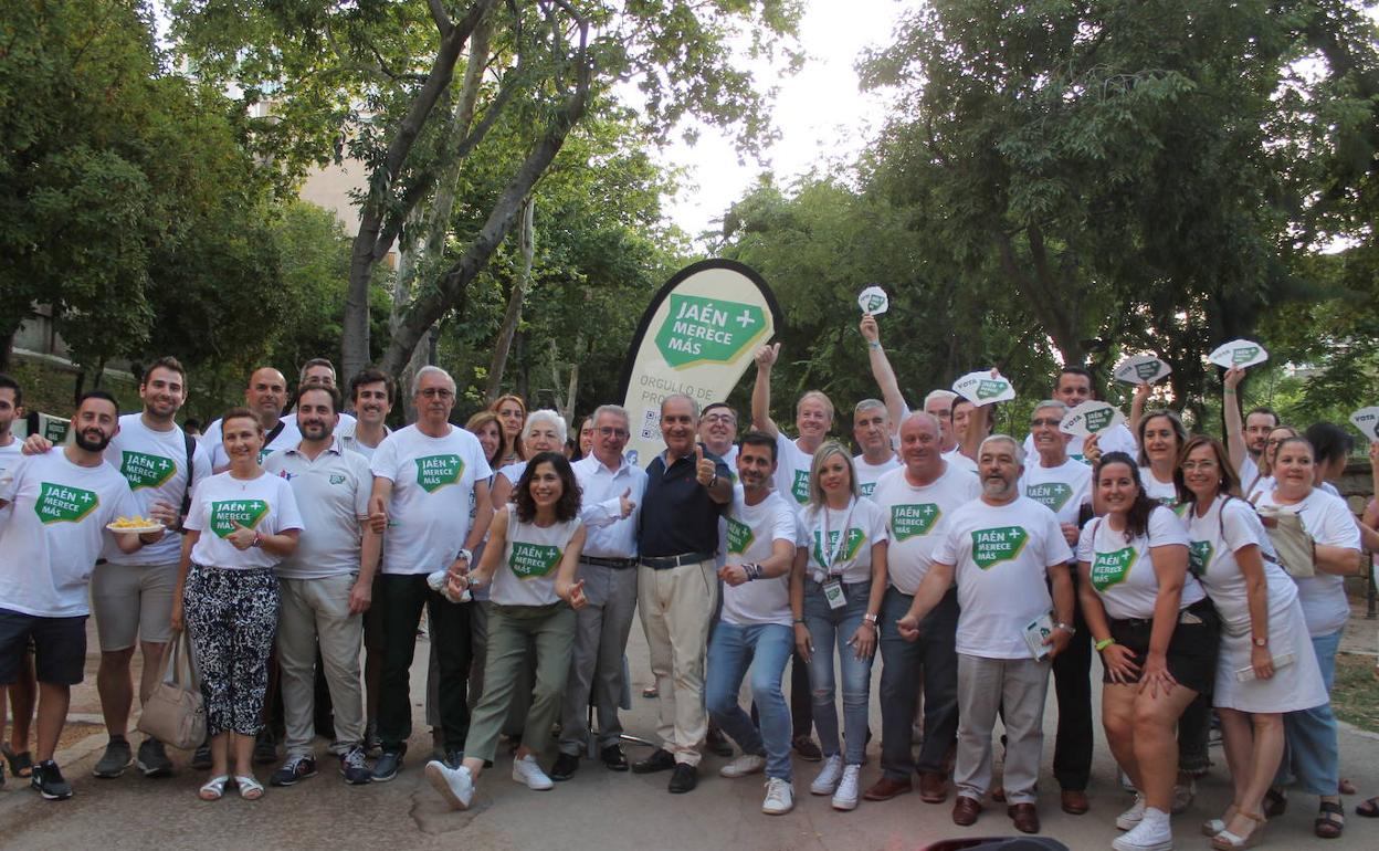 Miembros de la formación con militantes y simpatizantes en el parque de la Concordia. 
