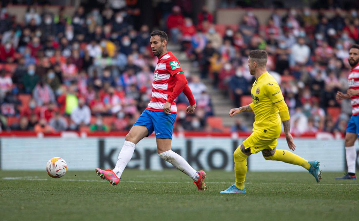 Víctor Díaz se anticipa a la presión de un jugador del Villarreal. 