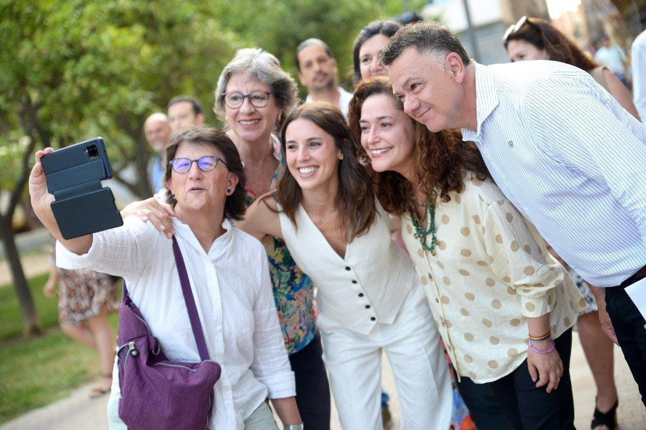 La ministra Irene Montero e Inmaculada Nieto se hacen un selfie con simpatizantes.