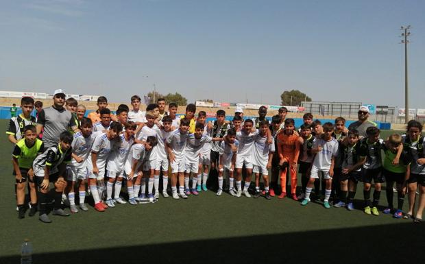 Jugadores de la Peña Deportiva Garrucha y del Real Madrid Club de Fútbol, al término del encuentro.