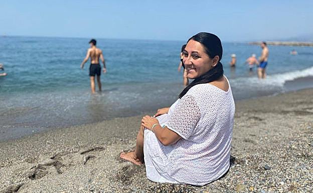Alejandra Durán pasa este día en la playa.