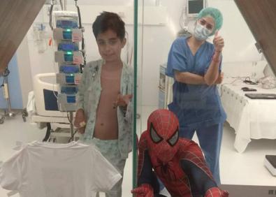 Imagen secundaria 1 - En las dos primeras imágenes, Nerea durante su ingreso. En la tercera, uno de los folletos de la campaña para promover la donación de médula.