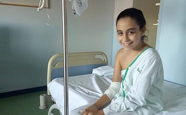 Imagen principal - En las dos primeras imágenes, Nerea durante su ingreso. En la tercera, uno de los folletos de la campaña para promover la donación de médula.