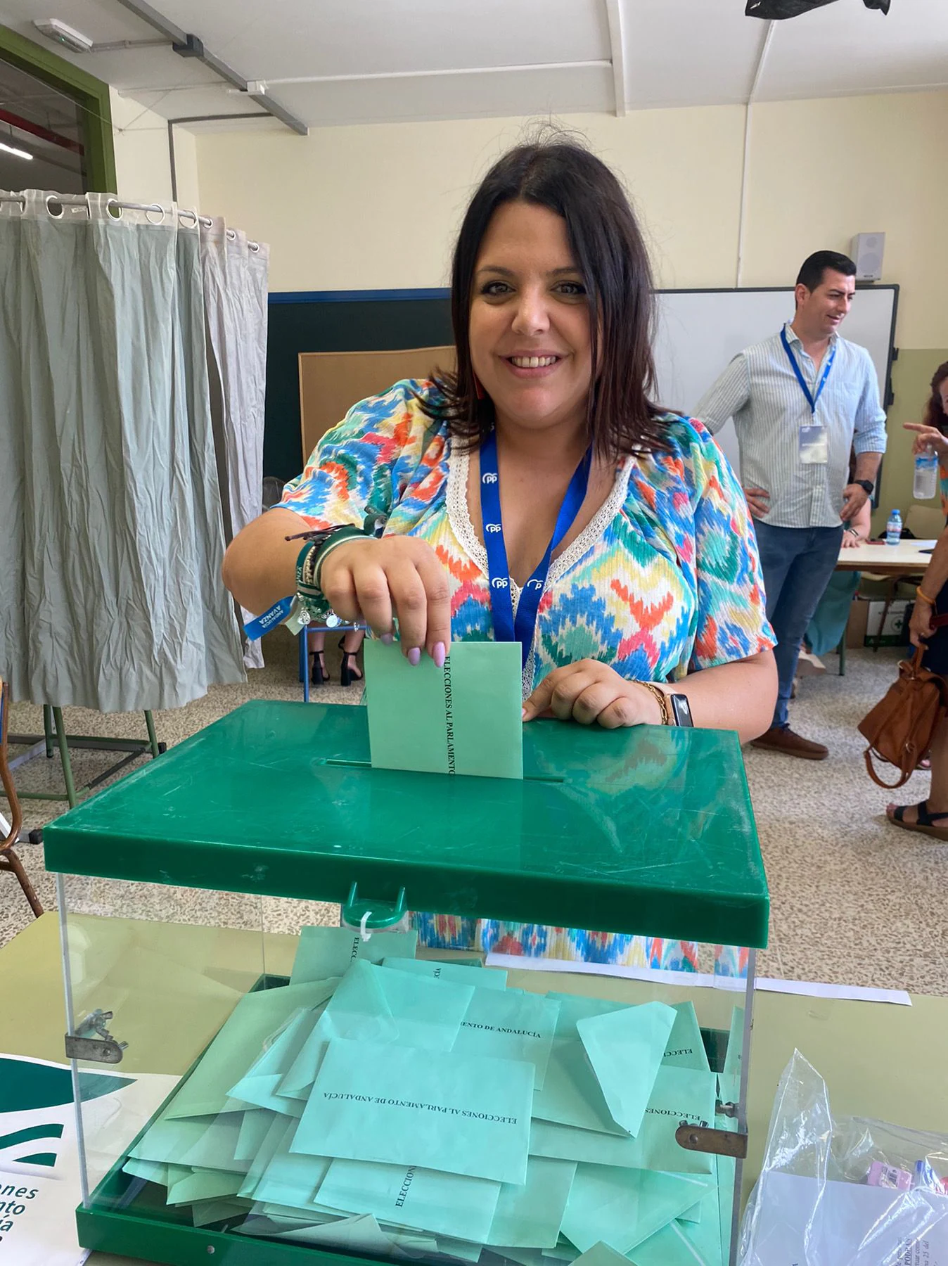 Fotos: Almería vota en plena ola de calor