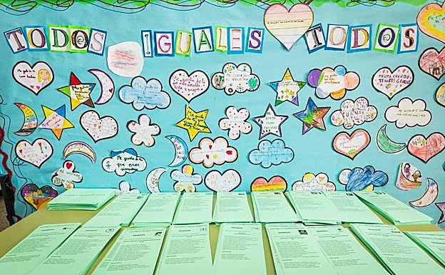 Las papeletas, dispiestas en el colegio Gómez Moreno del Albaicín.