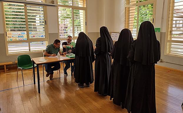 Las religiiosas del Realejo hacen cola para votar en el colegio electoral del centro educativo Hurtado.